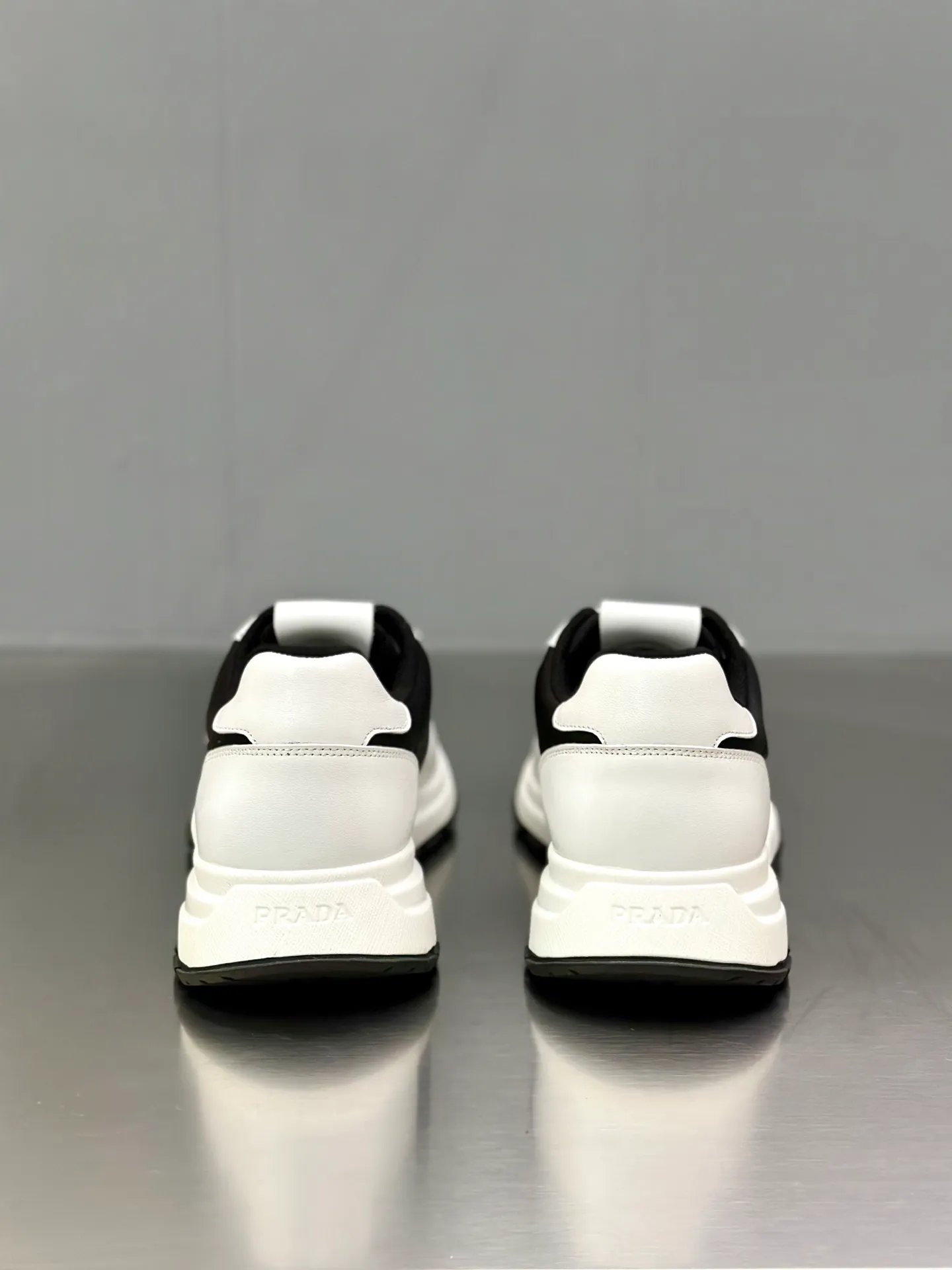 💰740 Prada/Prada men's new mesh stitching sneakers. This sneaker presents a modern version, reinterpreting the brand's archive style with clean lines and smooth details. The shoes are made of calf leather and technical fabric, with a triangular metal logo on the outside, bright TPU decoration on the heel, and a longer and padded inner heel design for a more comfortable fit. The tongue is decorated with a silk-screen logo, and is paired with a hollow rubber sole on the heel. The full cowhide lining comes standard with logo cowhide foot pads, making the upper foot taller, more comfortable, and versatile! Comes with full original packaging! Size: 39-40-41-42-43-44 standard leather shoe size (45 can be customized and does not support returns)